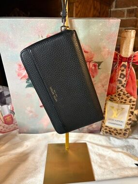 Henri Bendel Black Pebbled
Leather Zip Around Wallet
Wristlet Clutch